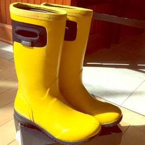 ☀️💛Adorable yellow rainboots/ size 3💛☀️